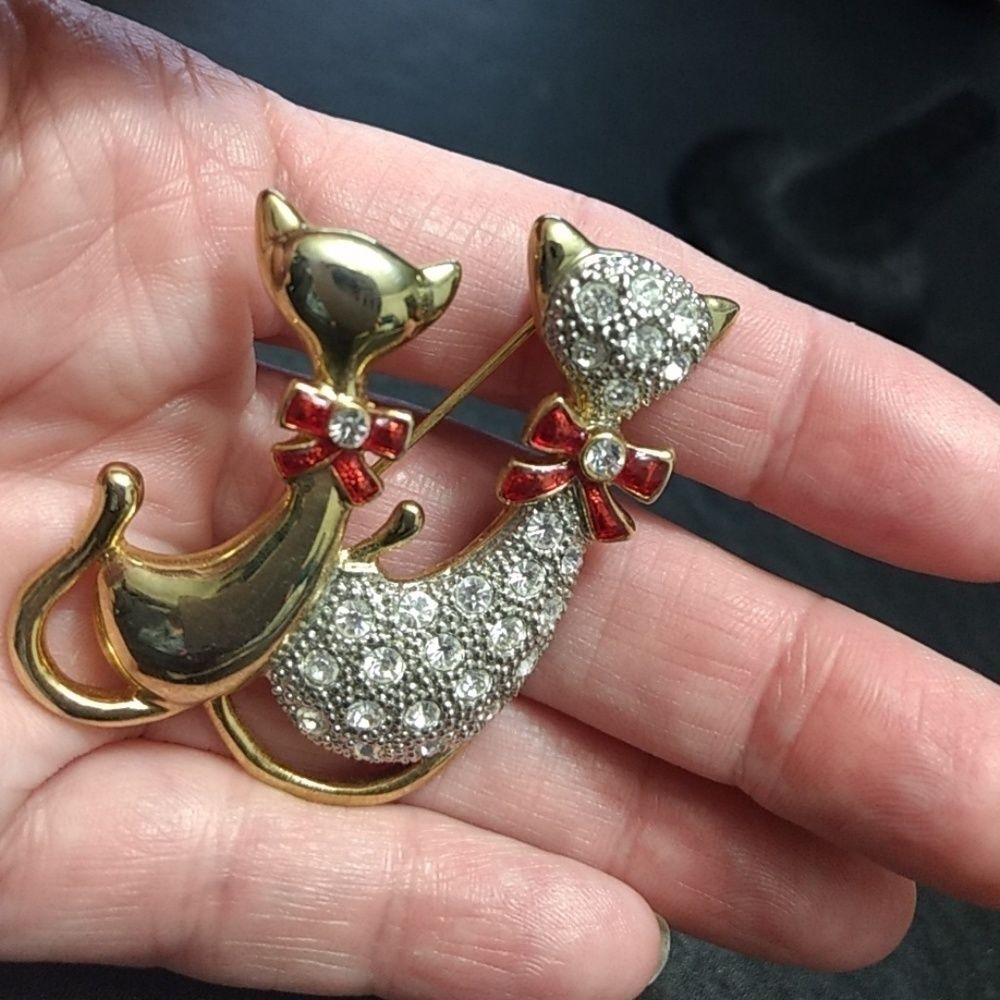 Gold tone kitty cat friends brooch red clear rhinestone